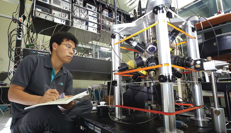 원자 간섭계를 이용한 고감도 중력계 (High-Sensitivity Gravimeter using an Atom Interferometer)